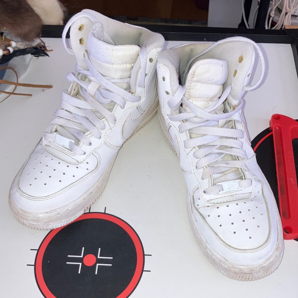 Nike Air Force 1 High '07 Triple White Youth OG Uptowns. 653998–100 6.5Y